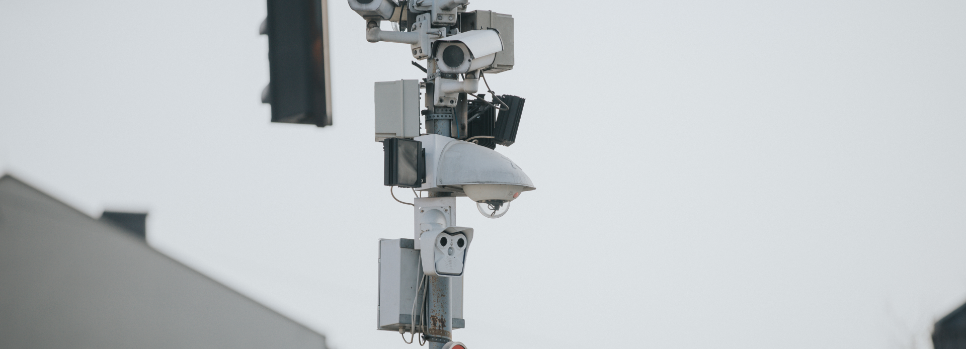 crédits : Freepik prise-vue-peu-profonde-cameras-multi-angles-poteau